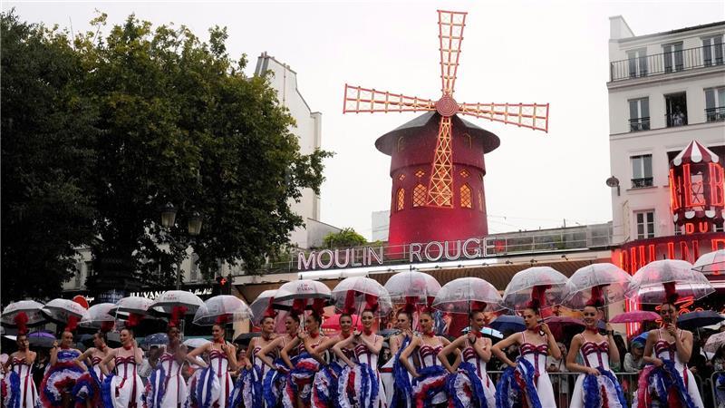 „Großer Moment“: Lipowitz wird Tour-Dritter - Pogacar siegt Moulin-Rouge-Tänzerinnen bei der Tour de France.