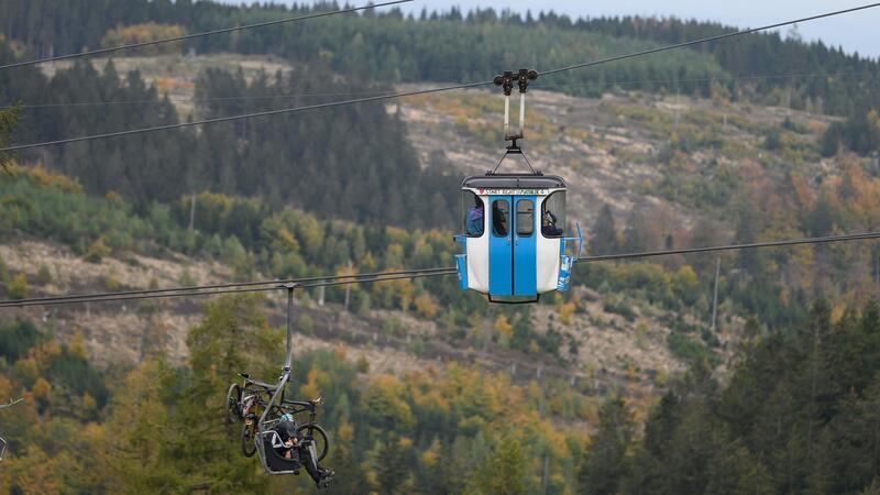 Ferienbilanz für Harz und Lüneburger Heide: Wo haben Urlauber gespart? Mountainbiker sind am Bocksberg in Hahnenklee unterwegs.