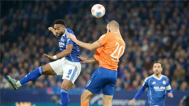 Schalker Aufstiegsträume haben einen Namen: Miron Muslic Moussa Sylla (l) erzielt das Siegtor gegen Darmstadt.
