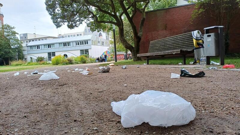 Müll auf dem Boden des Stadtparks Lehe. Ein Durchkommen, ohne auf den Abfall zu treten, ist nicht möglich.