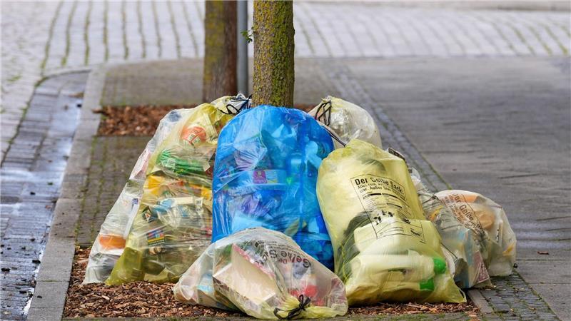 Müll aus Haushalten am Straßenrand - der größte Posten bei den Abfällen entsteht allerdings anderswo. (Archivbild)