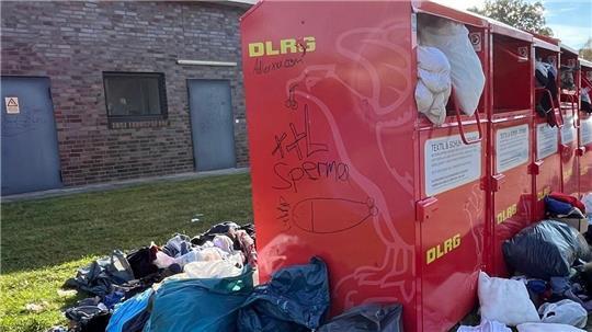 Müll landet im DLRG-Altkleidercontainer in Horneburg.