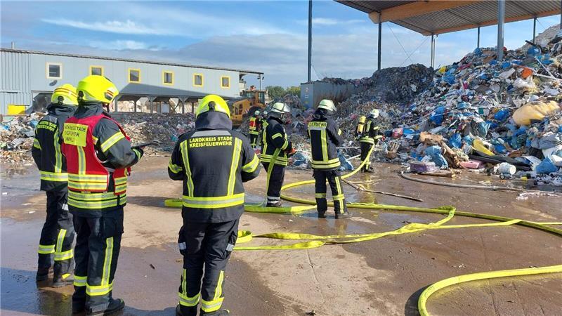Feuerwehrleute löschen die Flammen.