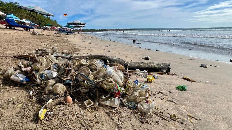 „Love Bali“: Trauminsel kassiert Touristensteuer Müllberge am Strand von Kuta.