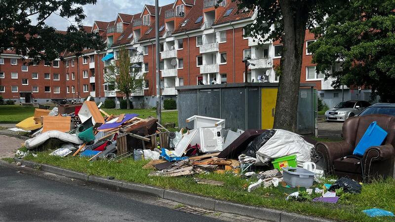 Altländer Viertel in Stade: Am Straßenrand wachsen die Müllberge Müllberge an der Grünendeicher Straße im Altländer Viertel.