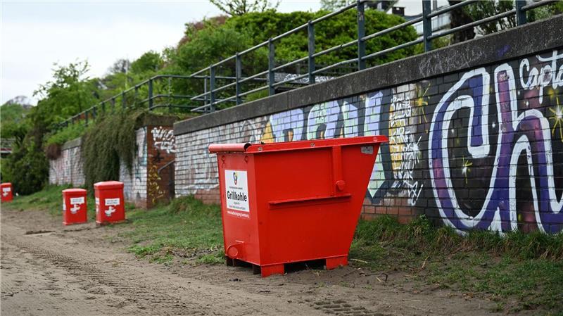 Mülleimer und Müllcontainer sollen den Strandbesuchern zeigen, wo ihr Abfall hingehört.