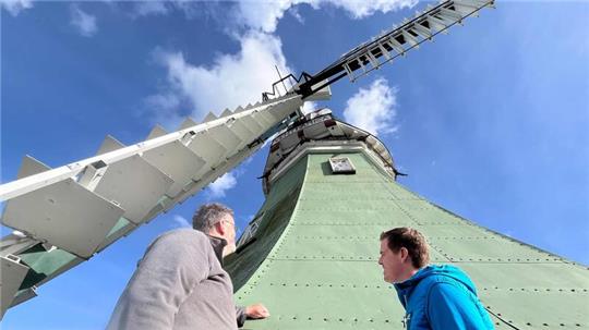 Müller Volkmar Dinglinger begutachtet mit Dennis Trautmann vom Mühlenverein den Achtkant der Windmühle Venti Amica in Twielenfleth (von links).