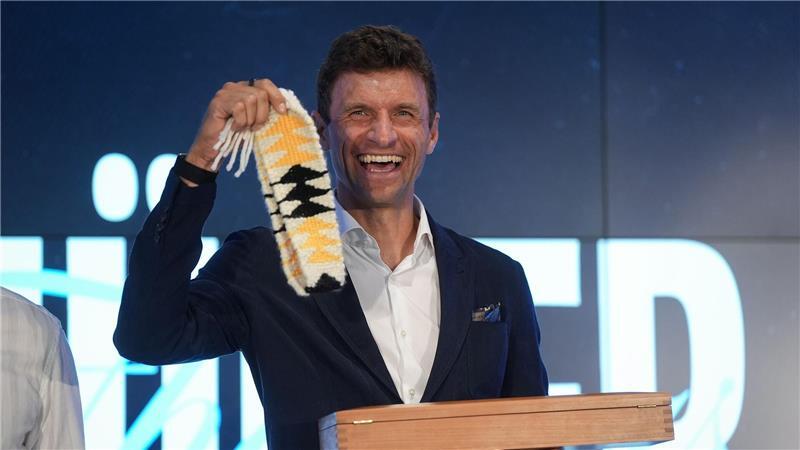 Müller spielt jetzt „Soccer“: Vancouver-Abenteuer beginnt Müller bekam als Gastgeschenke eine Adler-Feder und ein handgefertiges Stirnband.