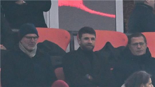 Müller (m) staunte nicht schlecht über den Mainzer Treffer zum 2:1.