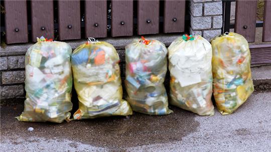 Müllsäcke mit Plastikmüll können schnell aufreißen. Auch deshalb soll die Tonne sie ersetzen.