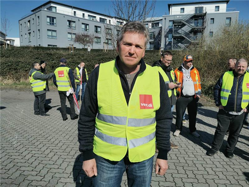 Müllwerker Frank Echternkamp und seine Kollegen streiken. Foto: Settekorn