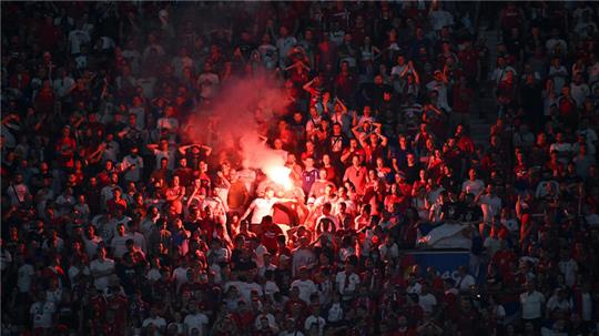 München, Fußball Arena: Fans von Serbien zünden Pyrotechnik.