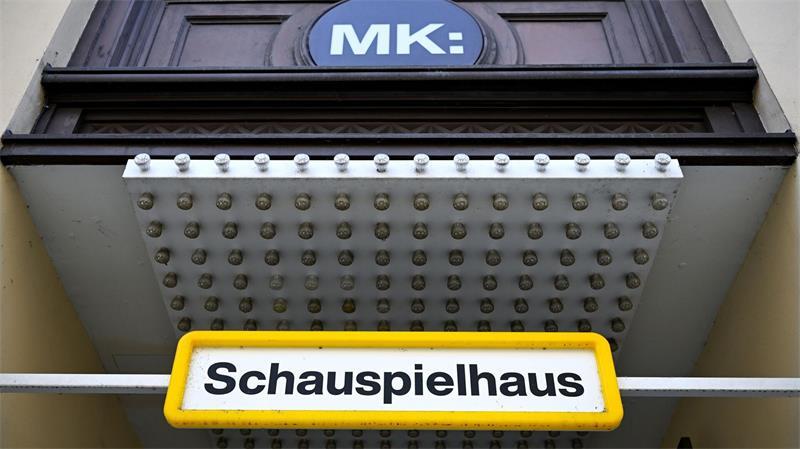 Münchner Kammerspiele sind „Theater des Jahres“ München, Sommer 2026: Ein Schild mit der Aufschrift „Schauspielhaus“ ist am Eingang der Münchner Kammerspiele zu sehen.