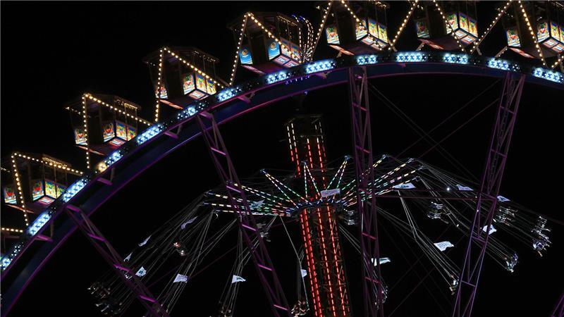 Bilder des Tages München: Wiesn-Glanz bei Nacht – Das Riesenrad leuchtet vor dem Tower auf der Theresienwiese