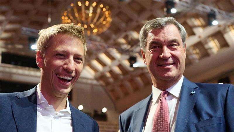„Freude ist unendlich“: München soll Olympia holen Münchens Oberbürgermeister Dominik Krause (l) und Bayerns Ministerpräsident Markus Söder dürfen sich weiter Hoffnungen auf Olympische Spiele machen.