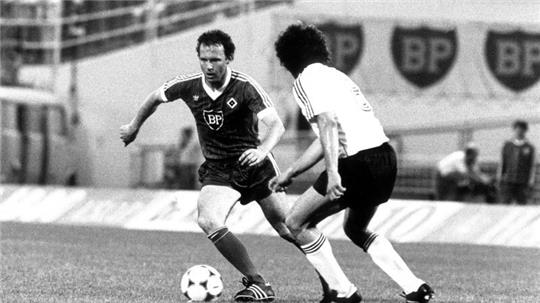 Münchens Paul Breitner (r) und Hamburgs Franz Beckenbauer im Zweikampf.
