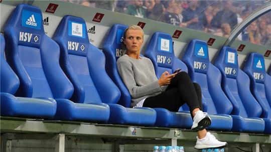 Münchens Teammanagerin Kathleen Krüger bei einem Testspiel in Hamburg 2018. (Archivbild)