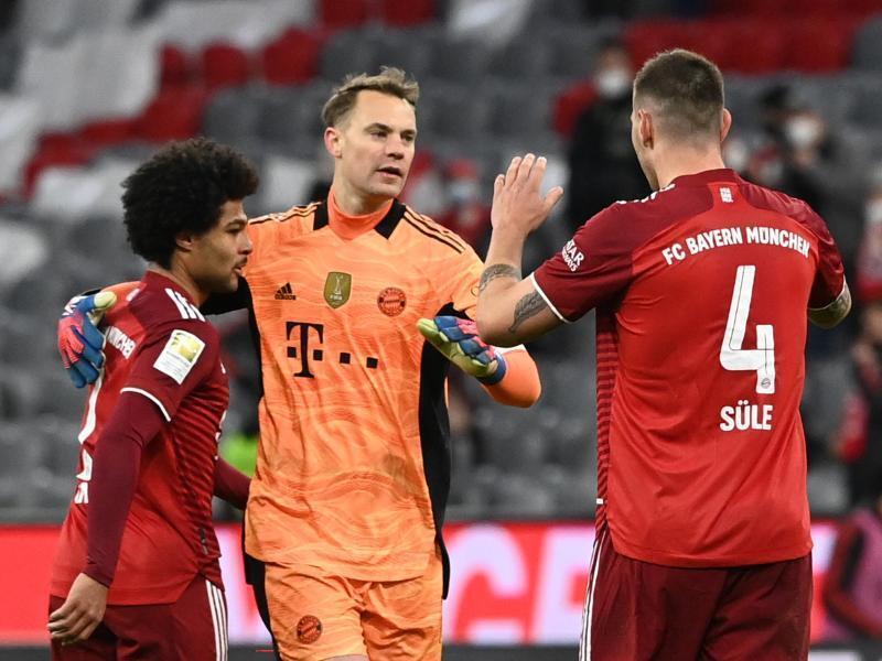 Münchens Torhüter Manuel Neuer (M) klatscht nach dem Spiel mit Serge Gnabry (l) und Niklas Süle ab. Foto: Sven Hoppe/dpa