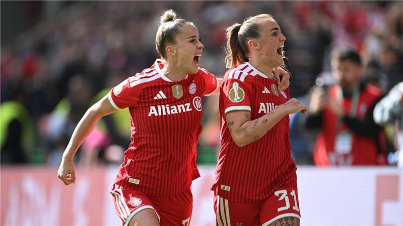4:0 – Bayern-Fußballerinnen holen Pokal, Popp geht titellos Münchner Jubel: Giulia Gwinn (l) freut sich mit 1:0-Torschützin Georgia Stanway.