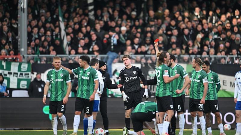 Münster spielte ab der 55. Minute nur noch mit zehn Spielern.