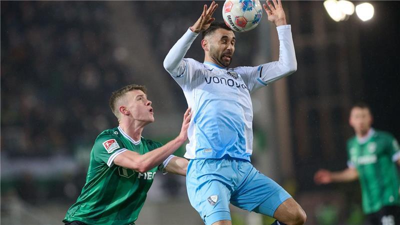 Münsters Jano ter Horst (l) bedrängt den Bochumer Gerrit Holtmann. 