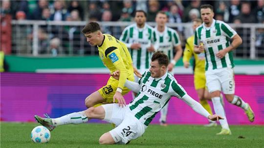 Münsters Niko Koulis verhindert eine Chance des Ulmers Semir Telalovic (l).