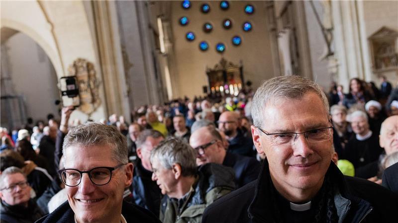 Münster bekommt mit Wilmer fortschrittlichen Bischof Münsters Oberbürgermeister Tilmann Fuchs (Grüne) war unter den Besuchern im Dom und begrüßte den gerade ernannten Bischof.