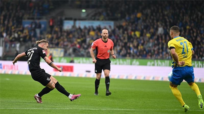 Remis am Tabellenende: Braunschweig nur 1:1 gegen Münster Münsters schnelle Antwort: Jorrit Hendrix (l) trifft zum 1:1.