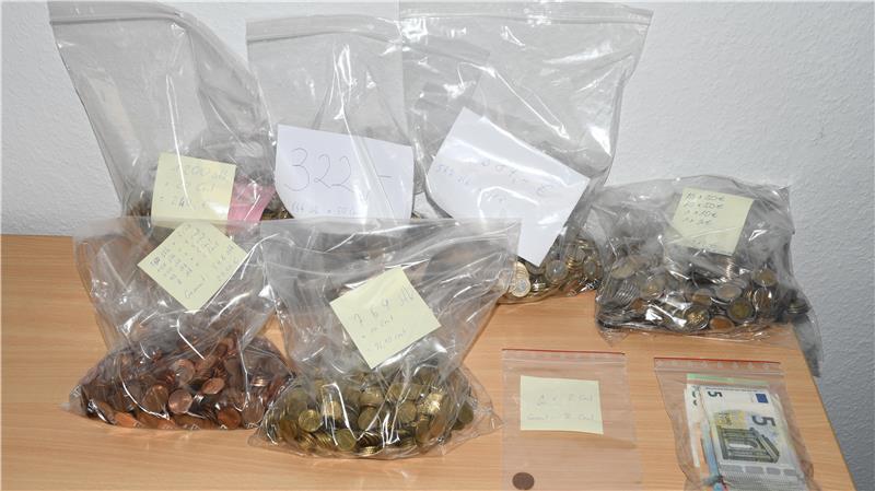 Münzen und Scheine: In ihren Rücksäcken hatten die beiden Einbrecher mehr als 1000 Euro dabei.