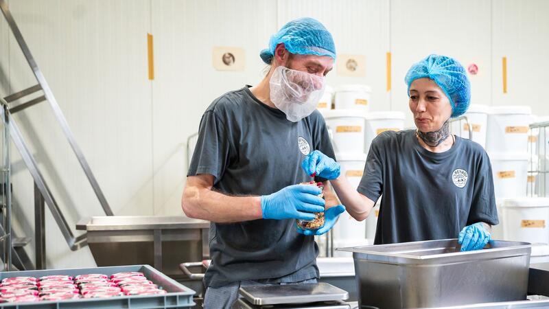 Müsliproduzent stellt Ex-Junkies ein und will Vorbild sein Müsliproduktion bei Heyho in Lüneburg.