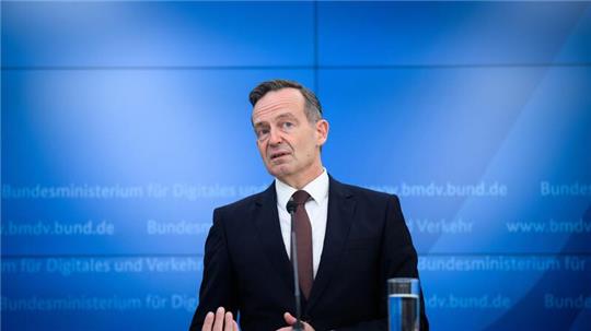 Müssen bald Millionen Dieselautos von der Straße? Der Verkehrsminister ist beunruhigt. 