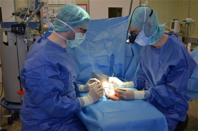 Müssen im Operationssaal akribisch agieren: Dr. Bernd Hohendorff (links) und Dr. Henning Sauer. Foto Schult