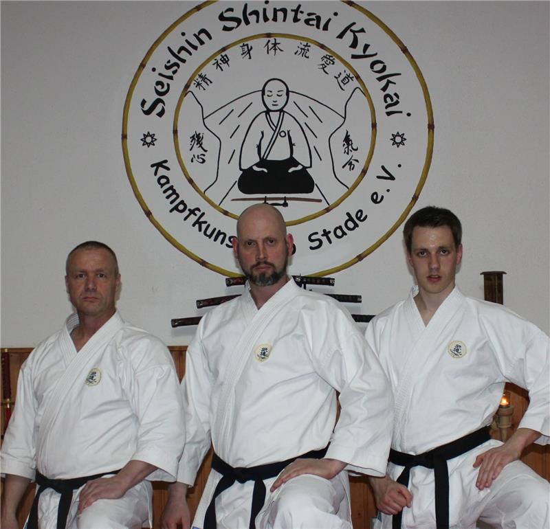 Müssen in Japan Haltung des Budo-Kämpfers wahren. Norman Goly, Leiter der Karateschule Agathenburg-Stade, und seine Mitstreiter Marc Pönisch (links) und Jan Seba (rechts) dürfen in der ältesten Übungsstätte für Samurai-Künste antreten.  Foto Bröhan
