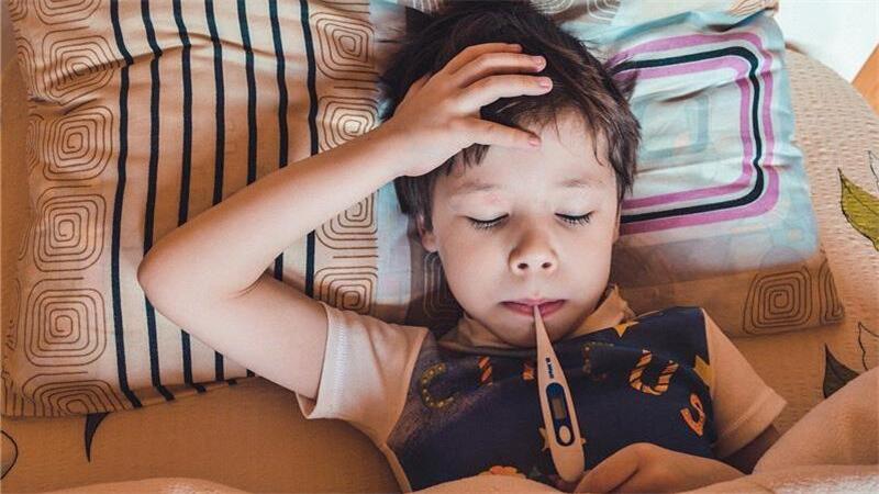 Kind ist krank: Krankenkassen melden „deutlichen Rückgang“ bei Anträgen von Müttern und Vätern Mütter melden sich bei der Arbeit deutlich häufiger kindkrank als Väter (Symbolbild).