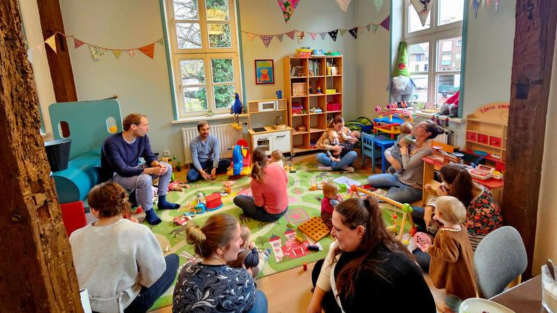 Horneburger „Storchencafé“ feiert Jubiläum: Hier legen Eltern ihr Handy zur Seite Mütter und Väter kommen wöchentlich mit ihren Babys in das „Storchencafé“, um Anschluss und Beratung zu finden.