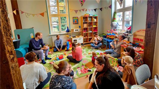Mütter und Väter kommen wöchentlich mit ihren Babys in das „Storchencafé“, um Anschluss und Beratung zu finden.