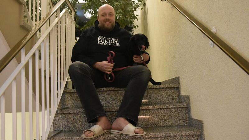 Mütze und Lotte gönnen sich eine Verschnaufpause im Hotel in Buxtehude.