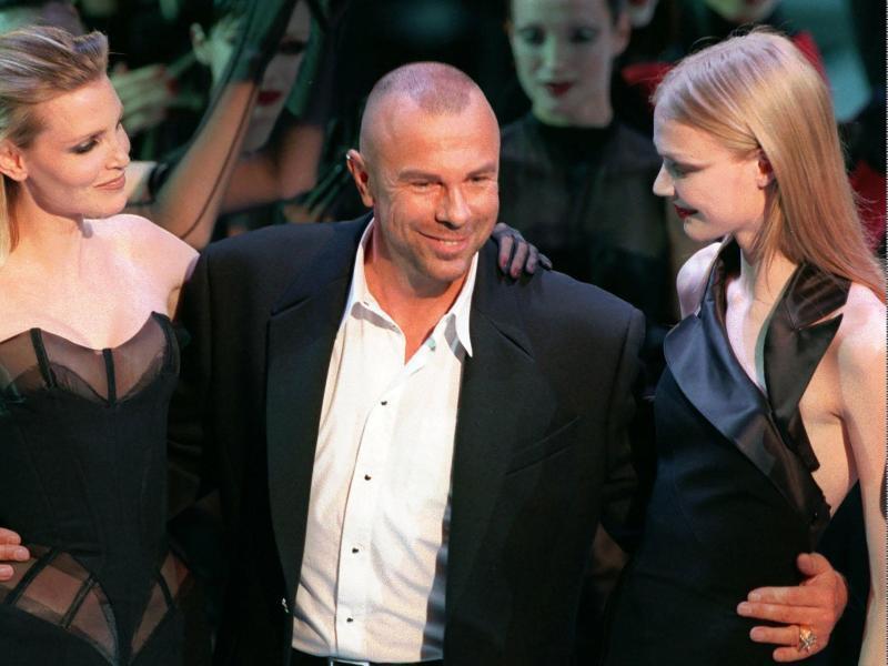 Mugler gehörte zu den großen französischen Modeschöpfern Sein Name wird in einem Atemzug mit Größen wie Yves Saint Laurent oder Jean Paul Gaultier genannt. Foto: Remy De La Mauviniere/AP/dpa
