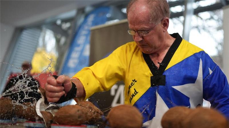 Peitsche, Pfeile, Kokosnüsse: Sieben neue Weltrekorde in Hamburg Muhamed schaffte es, 76 Kokosnüsse in 30 Sekunden mit der Hand zu zerschlagen.