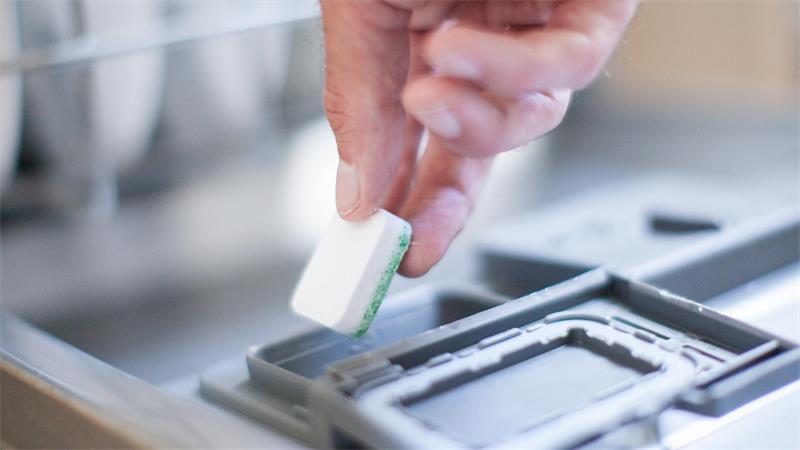 Multigeschirrspülmittel sollen für Sauberkeit und Glanz sorgen, und Geschirr und Maschine schonen.