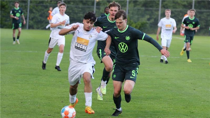 A/O/B/H/Heeslingen unterliegt dem VfL Wolfsburg im Finale des Niedersachsen-Pokals Murat Boral (am Ball) und sein Sturmpartner Eren Badur vom JFV A/O/B/H/Heeslingen sorgten vor allem in der zweiten Halbzeit für genug Beschäftigung bei der Abwehr des VfL Wolfsburg. Foto: Jakobs, NFV