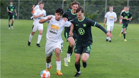 Murat Boral (am Ball) und sein Sturmpartner Eren Badur vom JFV A/O/B/H/Heeslingen sorgten vor allem in der zweiten Halbzeit für genug Beschäftigung bei der Abwehr des VfL Wolfsburg. Foto: Jakobs, NFV