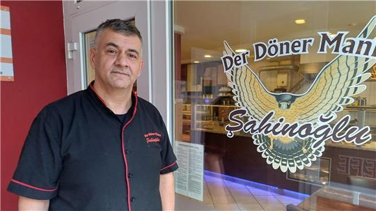 Murat Yurdakul vor dem Laden „Der Döner Mann“ in der Lloydstraße. Er arbeitet in dem Geschäft seit 24 Jahren.