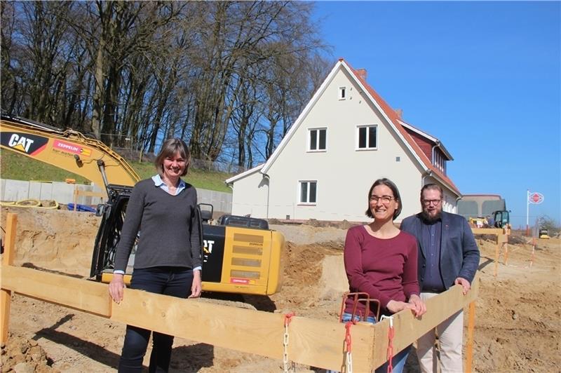 Museumsarchitektin Theda Pahl (links), Marion Junker und Stefan Zimmermann verfolgen den Baufortschritt am Großprojekt „Königsberger Straße“.