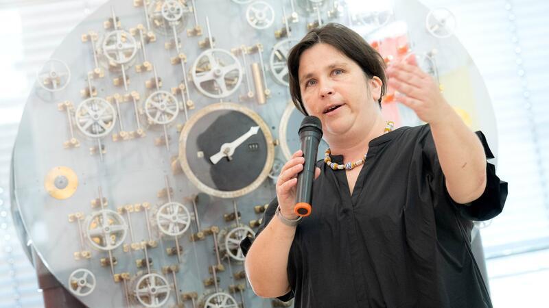 Museumsdirektorin Ruth Schilling erklärt eine historische Gezeitenrechenmaschine