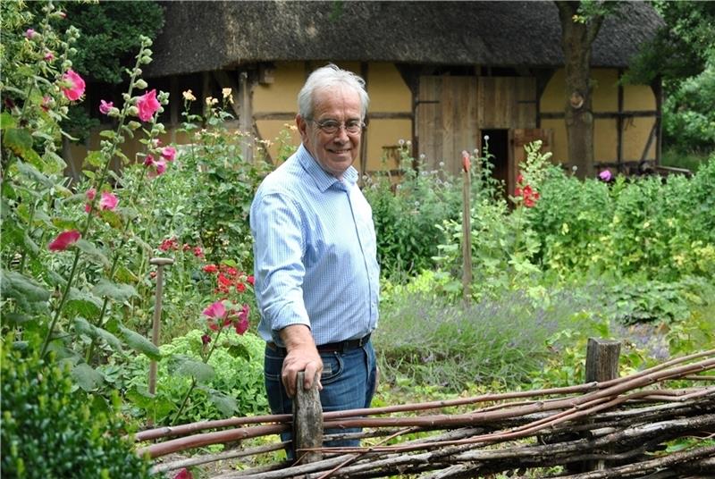 Museumsführer Werner Heidenreich präsentiert den üppigen Bauerngarten vor der Durchfahrtsscheune. Fotos: Lohmann