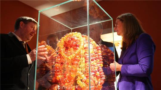 Museumsleiter Axel Attula (l-r) und Kulturministerin Bettina Martin betrachten das Exponat „Wasserfall“ oder „Goldener Kettenberg“.