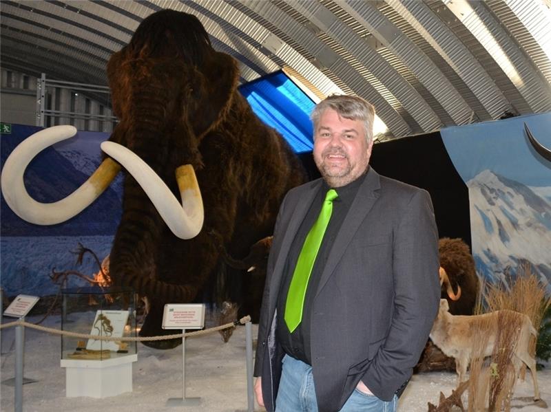 Museumsleiter Lars Lichtenberg auf Tuchfühlung mit einem Mammut.