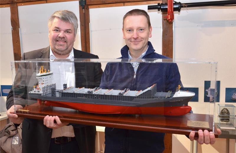 Museumsleiter Lars Lichtenberg (links) und Oliver Pelzer halten die MS Charlotta B, ein „Open Top Containerschiff“. Foto Fehlbus