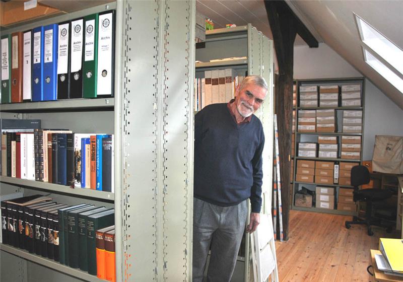 Museumsleiter Peter Ahrens führt durch das Archiv. Foto: Lohmann
